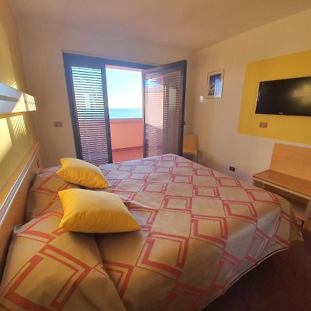 Hotel Antares Градо Екстериор снимка