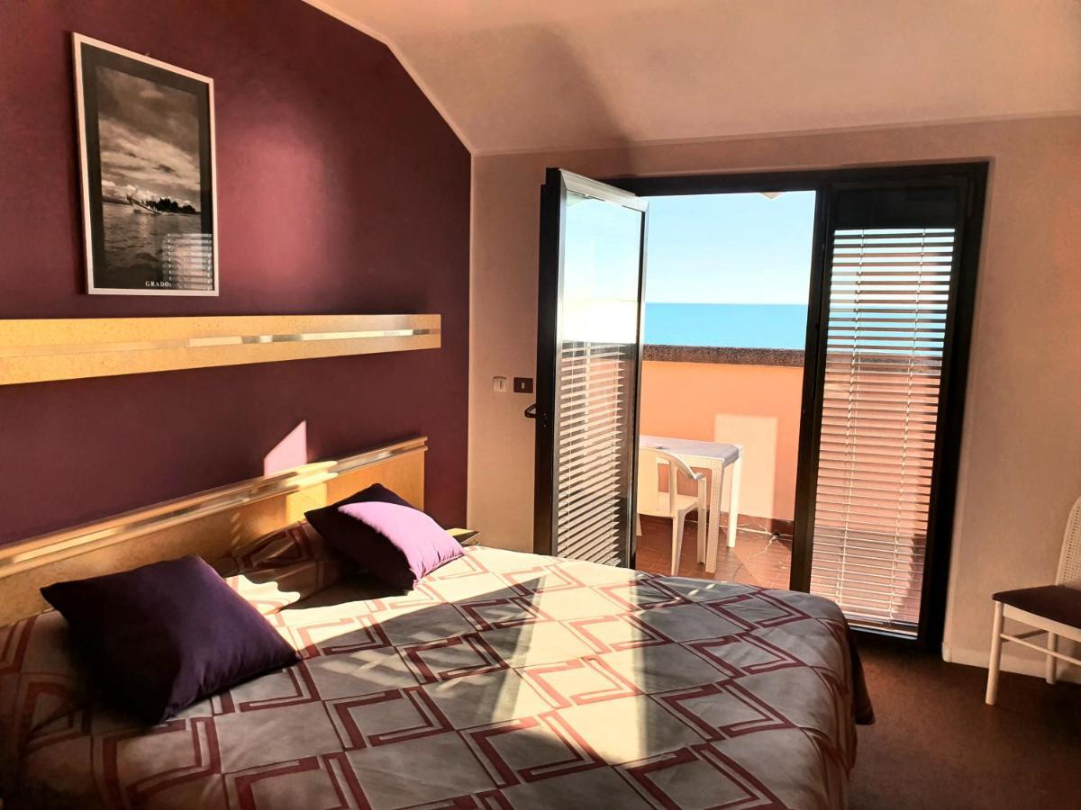 Hotel Antares Градо Екстериор снимка