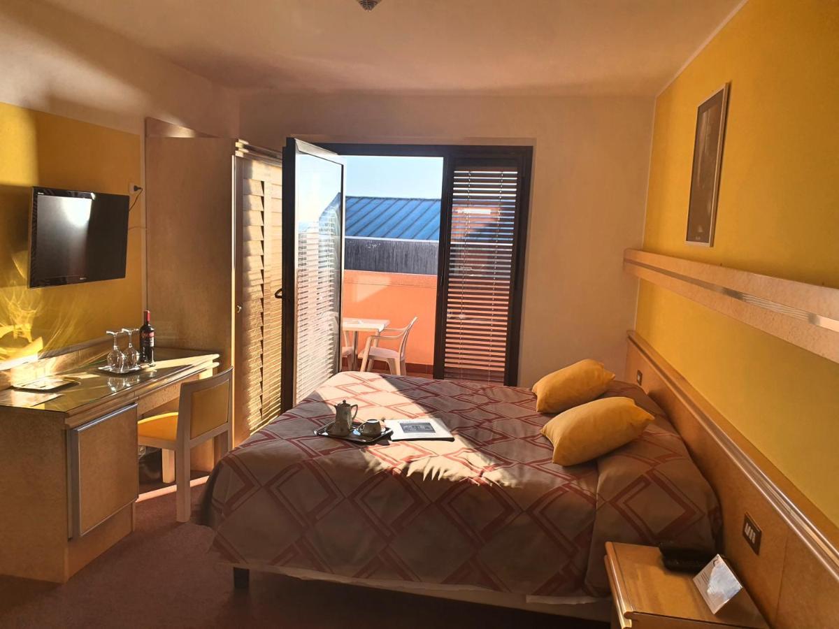 Hotel Antares Градо Екстериор снимка