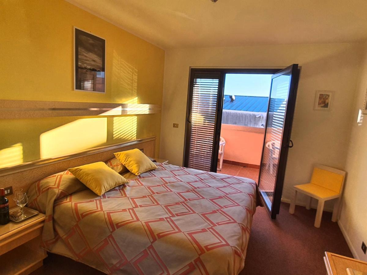 Hotel Antares Градо Екстериор снимка