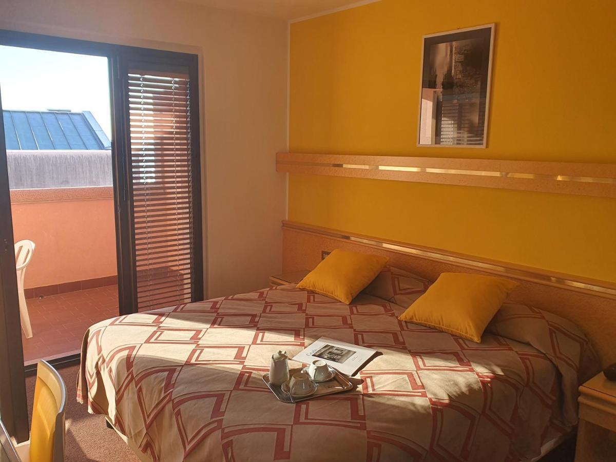 Hotel Antares Градо Екстериор снимка