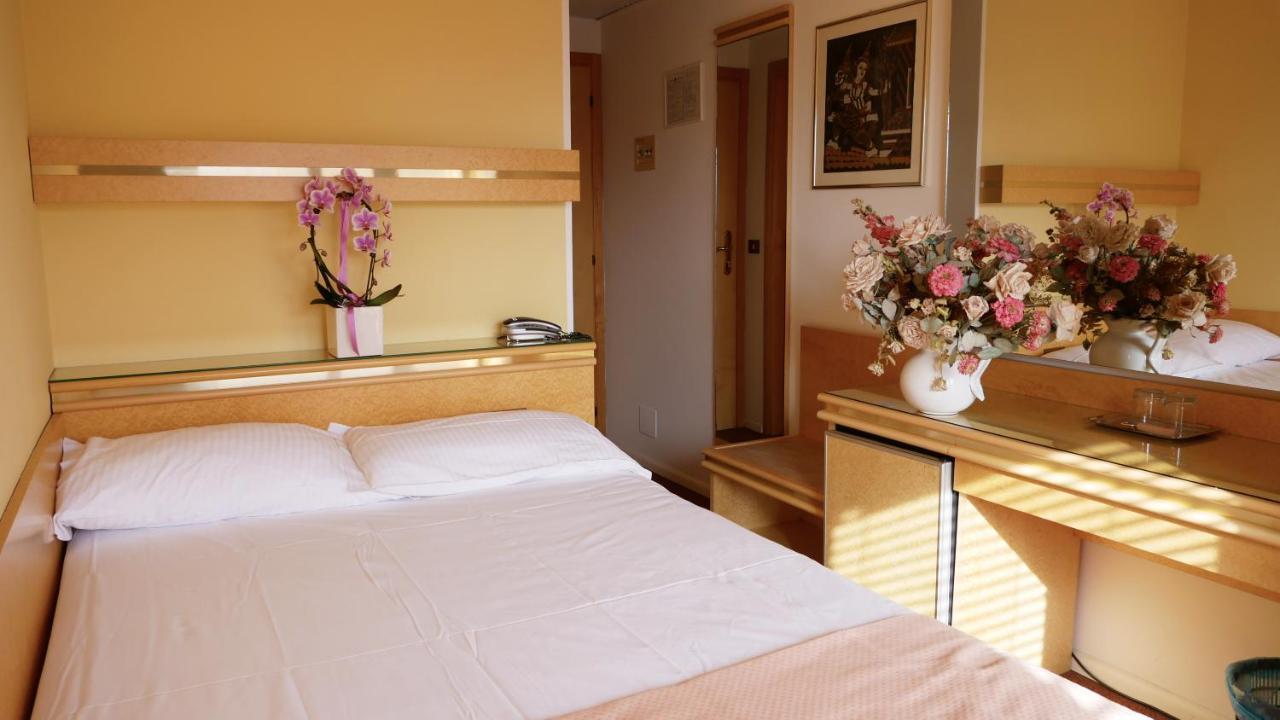 Hotel Antares Градо Екстериор снимка