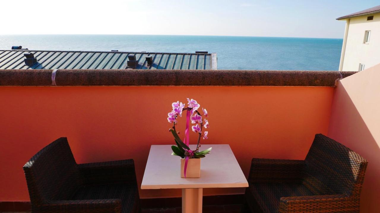 Hotel Antares Градо Екстериор снимка